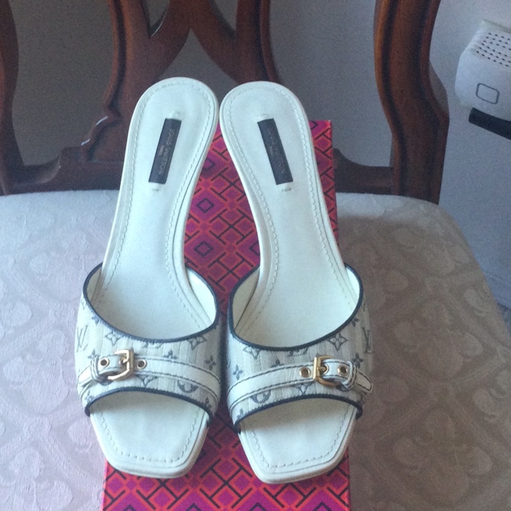 Louis Vuitton kitten heel mules size 37.5 white with navy